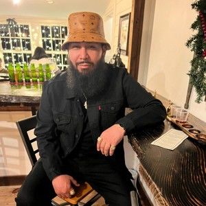 Meet your Posher, Riqo